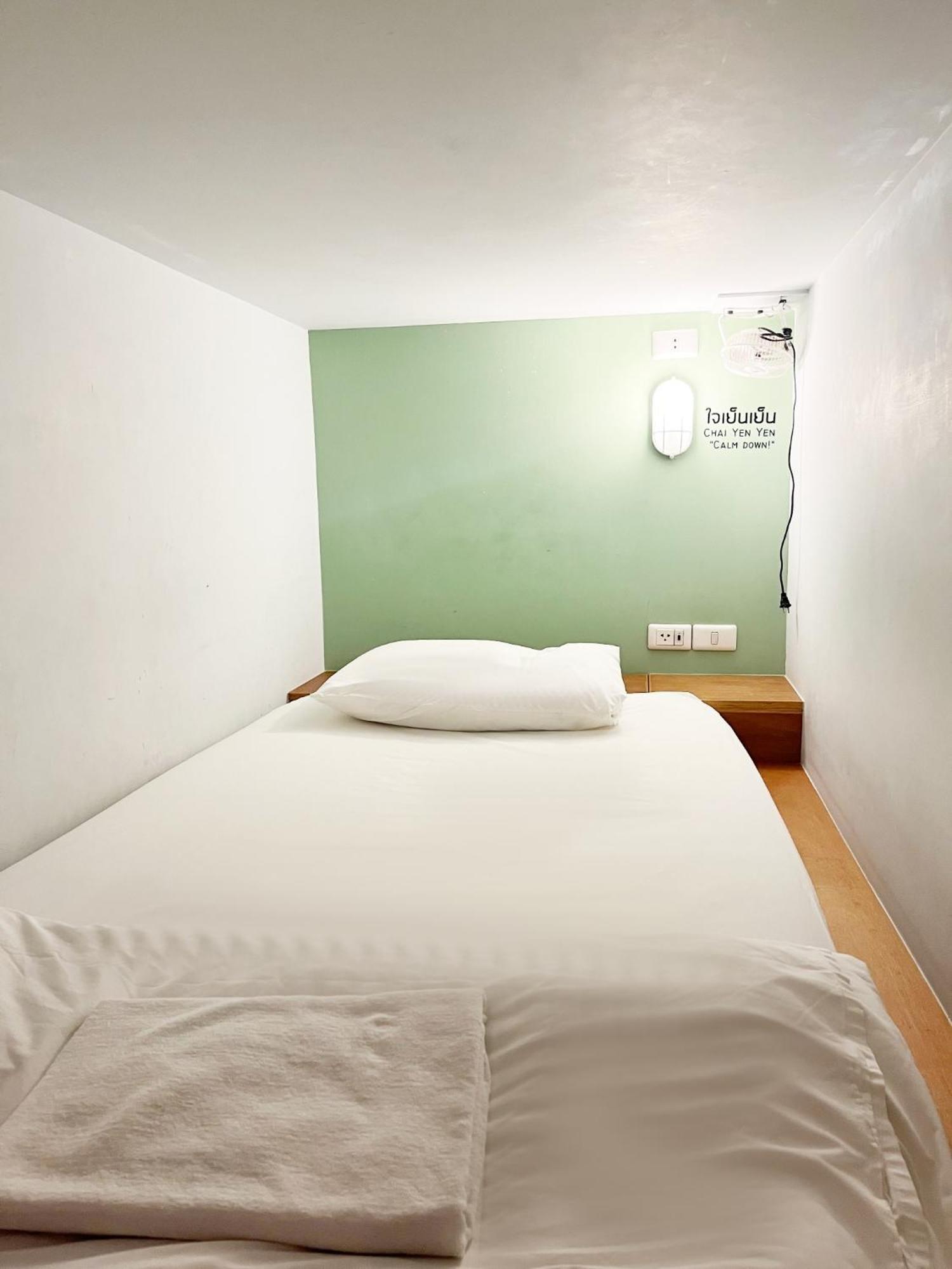 Barn & Bed Hostel Bangkok Esterno foto
