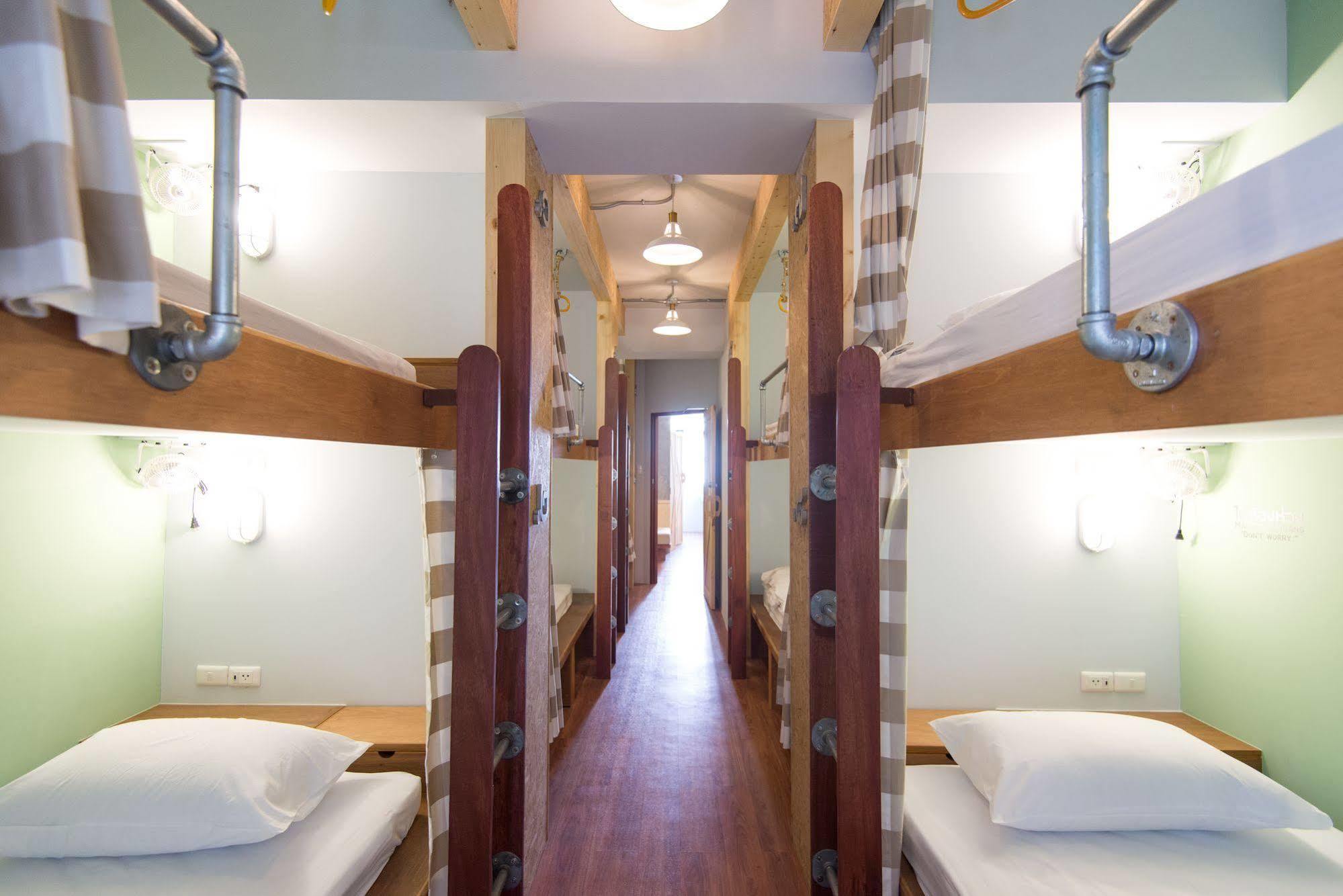 Barn & Bed Hostel Bangkok Esterno foto
